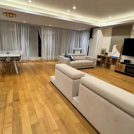 Modern With Sauna, Fireplace & View *